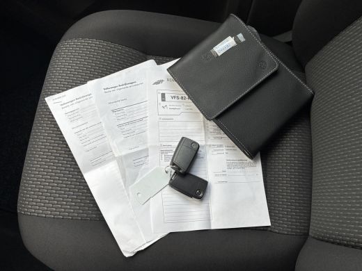 Volkswagen Transporter 2.0 TDI L1H1 Trekhaak Carplay Sensoren Voorruitverwarming Airco ActivLease financial lease