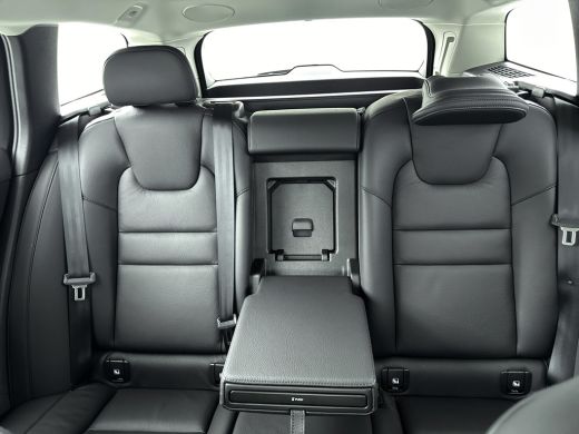 Volvo  V60 B3 Plus Bright | 18" Allseason | 360 Camera | Trekhaak | Full LED | Elektr. verst. Stoelen | Harm... ActivLease financial lease