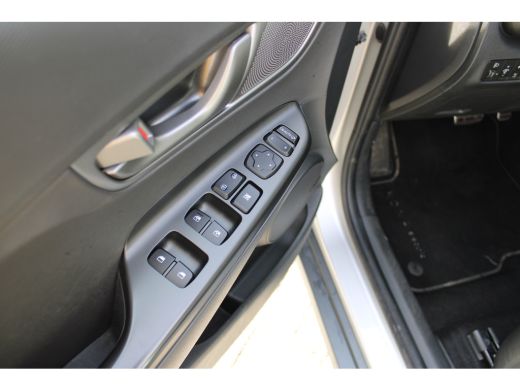 Hyundai Kona EV Limited 64 kWh | Achterbank verwarmd | Achteruitrijcamera | Airco (automatisch) ActivLease financial lease