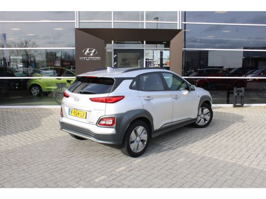 Hyundai Kona EV Limited 64 kWh | Achterbank verwarmd | Achteruitrijcamera | Airco (automatisch) ActivLease financial lease