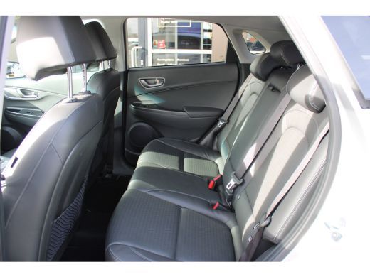 Hyundai Kona EV Limited 64 kWh | Achterbank verwarmd | Achteruitrijcamera | Airco (automatisch) ActivLease financial lease