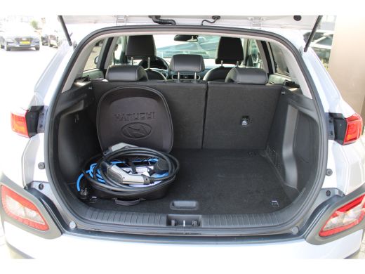 Hyundai Kona EV Limited 64 kWh | Achterbank verwarmd | Achteruitrijcamera | Airco (automatisch) ActivLease financial lease