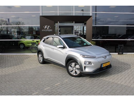 Hyundai Kona EV Limited 64 kWh | Achterbank verwarmd | Achteruitrijcamera | Airco (automatisch) ActivLease financial lease