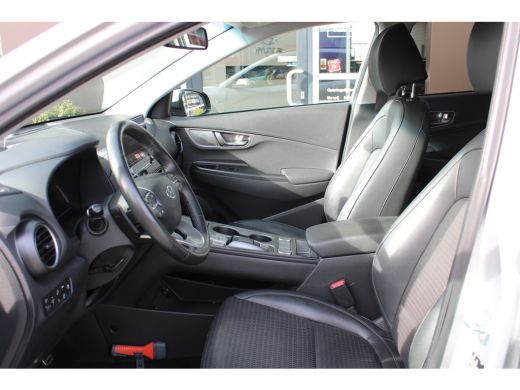 Hyundai Kona EV Limited 64 kWh | Achterbank verwarmd | Achteruitrijcamera | Airco (automatisch) ActivLease financial lease