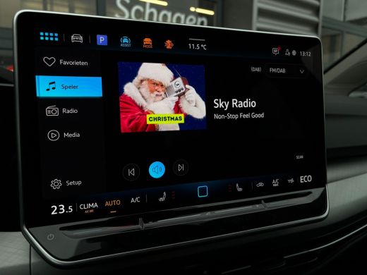 Volkswagen Golf 1.5 eHybrid Life Edition PHEV | Trekhaak | Winter en Multimedia pakket | ActivLease financial lease