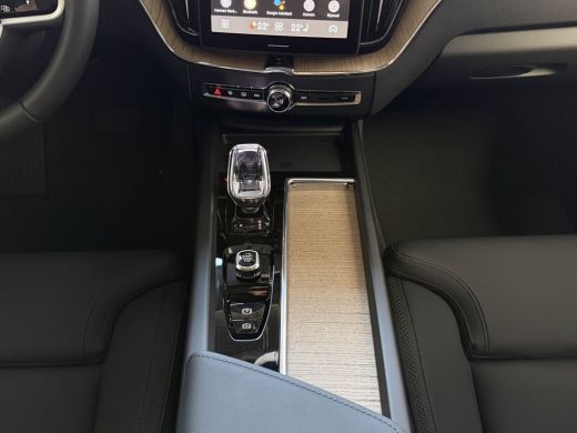 Volvo  XC60 2.0 T6 AWD ULTRA DARK NW MODEL ELEK.TREKHAAK HARMAN KARDON HEADUP 360.CAM LEER SCHUIFDAK PHEV Plu... ActivLease financial lease