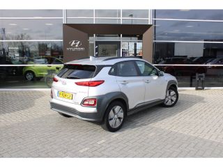 Hyundai Kona EV Limited 64 kWh | Achterbank verwarmd | Achteruitrijcamera | Airco (automatisch)