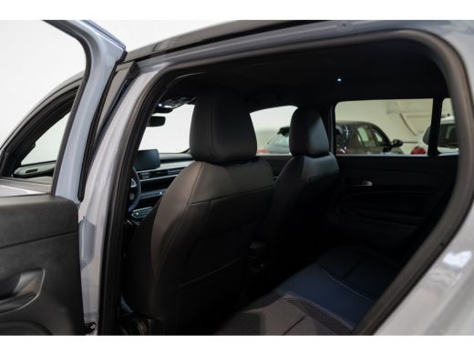 Jeep Avenger Summit 54 kWh | 8 Jaar Garantie | Navigatie | Stoel Verwarming | Verwarmd voorraam | Climate Cont... ActivLease financial lease