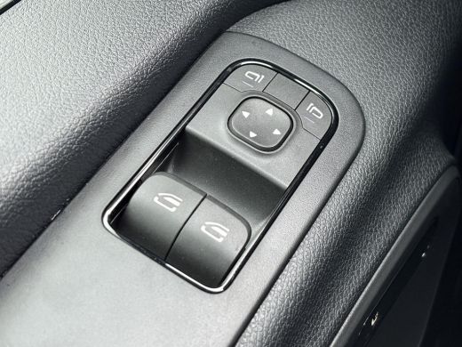 Mercedes-Benz eSprinter eSprinter L2H2 55 kWh NP &euro; 73.500,- / Stoelverwarming | Camera | 3P | Bluetooth | Keyless Start ActivLease financial lease