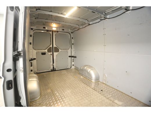 Volkswagen Crafter 2.0 TDI L3H2 | Airco | Cruise | Carplay | Parkeersens. | Traanplaat ActivLease financial lease