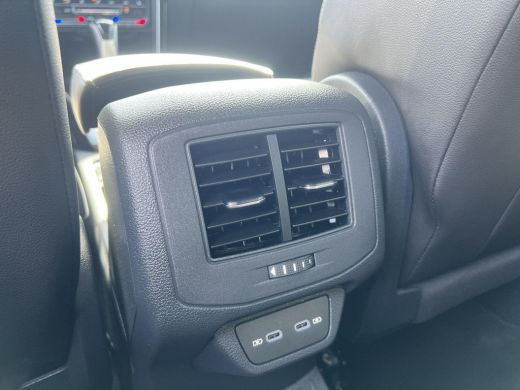 Volkswagen T-Roc 1.5 TSI R-Line | 150Pk | Stoelverwarming | Automaat | A.Camera | IQ.Drive | ActivLease financial lease