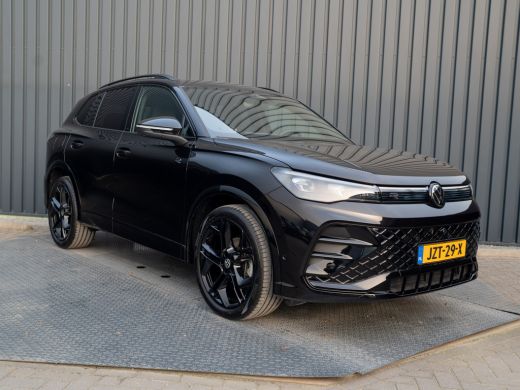 Volkswagen Tiguan 1.5 eTSI R-Line Edition | 360 Camera | 20'' | Black Style | Side Assist | Elk. A-klep | Prijs Rij... ActivLease financial lease