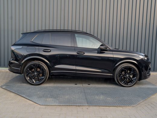 Volkswagen Tiguan 1.5 eTSI R-Line Edition | 360 Camera | 20'' | Black Style | Side Assist | Elk. A-klep | Prijs Rij... ActivLease financial lease