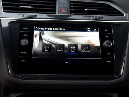 Volkswagen Tiguan 1.5 TSI R-Line Business | Trekhaak wegkl. | Keyless | 20'' | Elk. A-klep | Side Assist | IQ Light... ActivLease financial lease