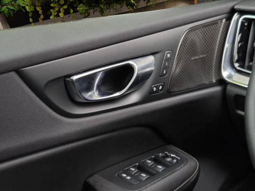 Volvo  V60 2.0 B4 Ultra Dark | Massage/ventilatie | Pano | 360 Cam | Trekhaak | Harman/Kardon | Memory ActivLease financial lease