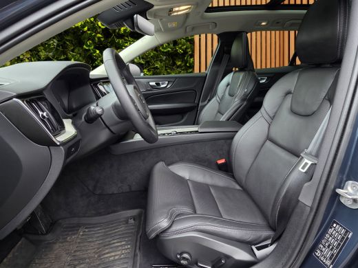 Volvo  V60 2.0 B4 Ultra Dark | Massage/ventilatie | Pano | 360 Cam | Trekhaak | Harman/Kardon | Memory ActivLease financial lease