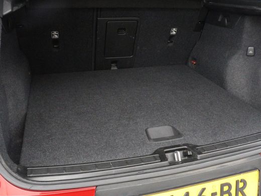 Volvo  XC40 Recharge P8 AWD R-Design | SOH 92% | Stoel & stuurverwarming | Trekhaak | Warmtepomp | Leder/Alca... ActivLease financial lease