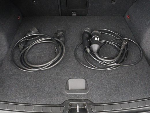 Volvo  XC40 Recharge P8 AWD R-Design | SOH 92% | Stoel & stuurverwarming | Trekhaak | Warmtepomp | Leder/Alca... ActivLease financial lease