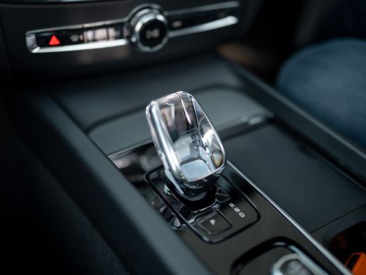 Volvo  XC60 2.0 T6 Plug-in hybrid AWD Plus Dark | 360 Camera | Harman/Kardon | Trekhaak | Panodak | Dodehoek ... ActivLease financial lease