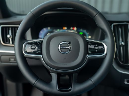 Volvo  XC60 2.0 T6 Plug-in hybrid AWD Plus Dark | 360 Camera | Harman/Kardon | Trekhaak | Panodak | Dodehoek ... ActivLease financial lease