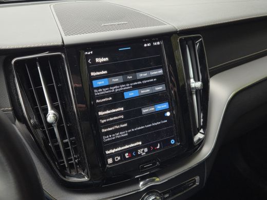 Volvo  XC60 2.0 T6 Plug-in hybrid AWD R-Design | Trekhaak | 360 Cam | Pano | Head-up | Harman/Kardon | Memory ActivLease financial lease