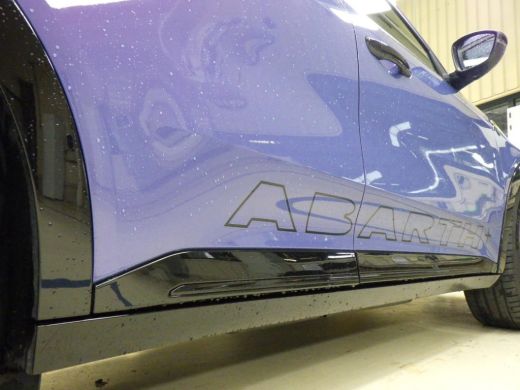 Abarth 600e Scorpionissima 54 kWh 280pk | SABELT-Seats | Torsen-Sper differentieel | Adaptive Cruise | Alcant... ActivLease financial lease