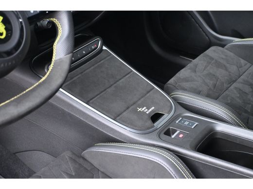 Abarth 600e Scorpionissima 54 kWh 280pk | SABELT-Seats | Torsen-Sper differentieel | Adaptive Cruise | Alcant... ActivLease financial lease