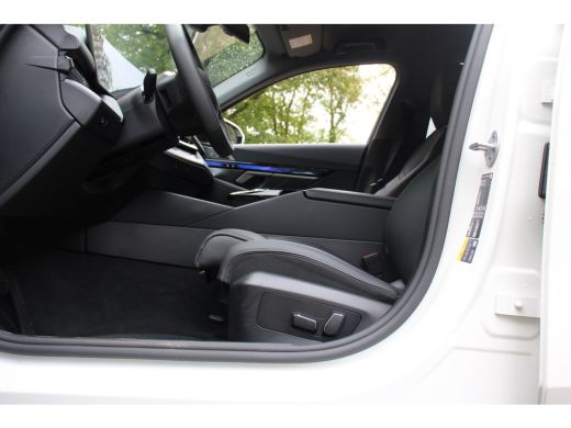 BMW i5 eDrive40 84kWh | ORIGINEEL NL! | B&W AUDIO | CAMERA | LUXE LEDER | STOELVERWARMING | DEALER OH! ActivLease financial lease