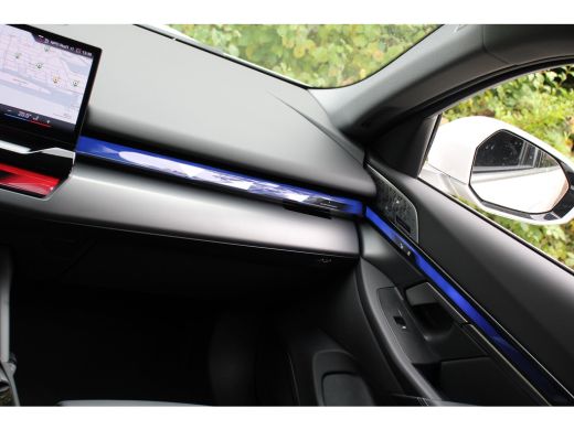 BMW i5 eDrive40 84kWh | ORIGINEEL NL! | B&W AUDIO | CAMERA | LUXE LEDER | STOELVERWARMING | DEALER OH! ActivLease financial lease