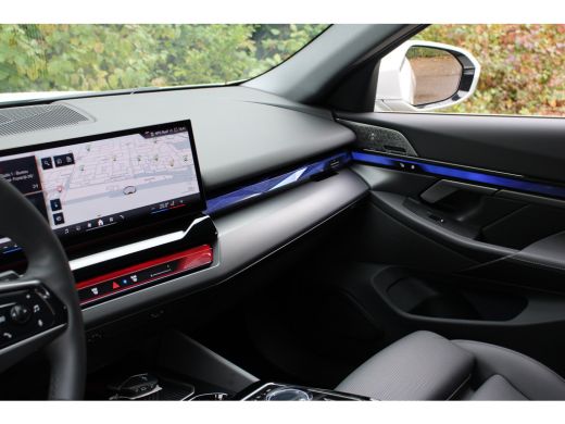 BMW i5 eDrive40 84kWh | ORIGINEEL NL! | B&W AUDIO | CAMERA | LUXE LEDER | STOELVERWARMING | DEALER OH! ActivLease financial lease