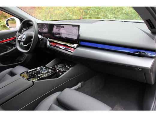 BMW i5 eDrive40 84kWh | ORIGINEEL NL! | B&W AUDIO | CAMERA | LUXE LEDER | STOELVERWARMING | DEALER OH! ActivLease financial lease