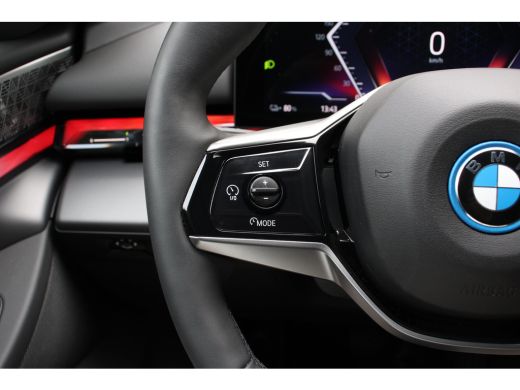 BMW i5 eDrive40 84kWh | ORIGINEEL NL! | B&W AUDIO | CAMERA | LUXE LEDER | STOELVERWARMING | DEALER OH! ActivLease financial lease