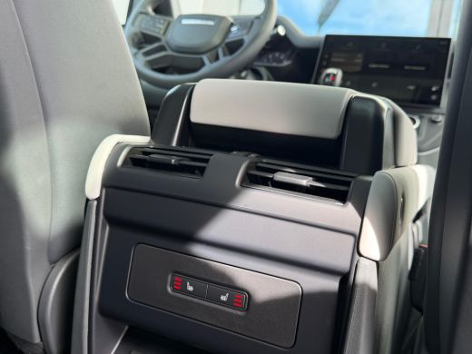 Land Rover Defender 110 P300e X-Dynamic HSE | Pano | El. trekhaak | Koelbox | Black Pack | Cold Climate | Alcantara h... ActivLease financial lease