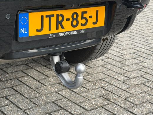 Land Rover Defender 110 P300e X-Dynamic HSE | Pano | El. trekhaak | Koelbox | Black Pack | Cold Climate | Alcantara h... ActivLease financial lease