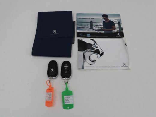 Peugeot e-208 EV GT 350 50 kWh | 27.200km NAP | SOH 93% | Stoelverwarming | Leder/Alcantara | Camera | Adaptive... ActivLease financial lease