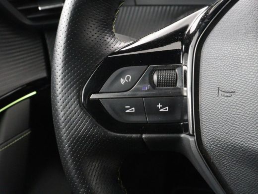 Peugeot e-208 EV GT 350 50 kWh | 27.200km NAP | SOH 93% | Stoelverwarming | Leder/Alcantara | Camera | Adaptive... ActivLease financial lease