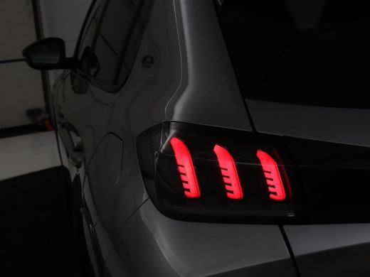 Peugeot e-208 EV GT 350 50 kWh | 27.200km NAP | SOH 93% | Stoelverwarming | Leder/Alcantara | Camera | Adaptive... ActivLease financial lease