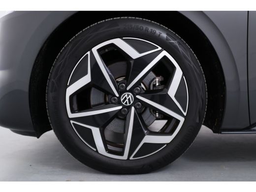 Volkswagen ID.3 First Plus 58 kWh | LED | Cruise Adaptive | Trekhaak | Navi | Stoelverwarming | Clima | Camera | ... ActivLease financial lease