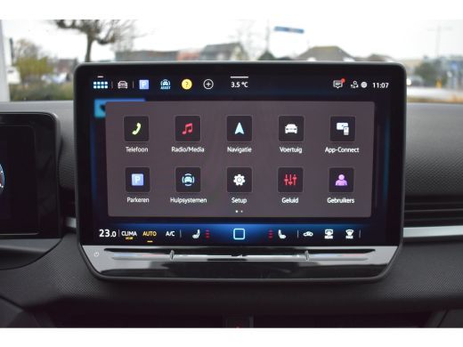 Volkswagen T-Roc 1.5 eTSI 115PK DSG-7 Life First Edition | 20 INCH MET ALL SEASONBANDEN | STOEL + STUURVERW. | LED... ActivLease financial lease