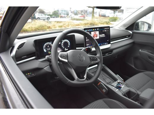 Volkswagen T-Roc 1.5 eTSI 115PK DSG-7 Life First Edition | 20 INCH MET ALL SEASONBANDEN | STOEL + STUURVERW. | LED... ActivLease financial lease