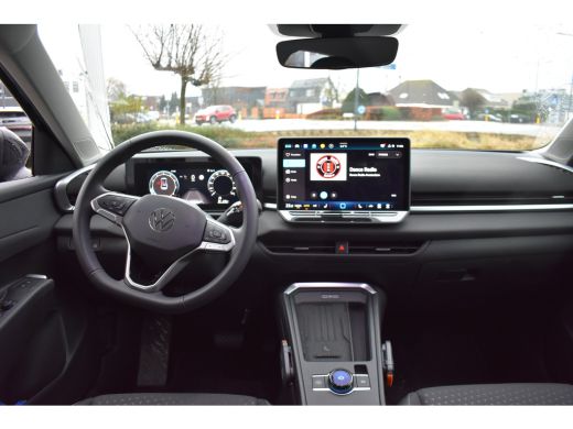 Volkswagen T-Roc 1.5 eTSI 115PK DSG-7 Life First Edition | 20 INCH MET ALL SEASONBANDEN | STOEL + STUURVERW. | LED... ActivLease financial lease