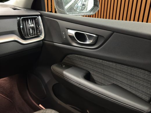 Volvo  V60 2.0 T6 Plug-in hybrid AWD Core Bright | Camera | CarPlay | Keyless | Navi ActivLease financial lease