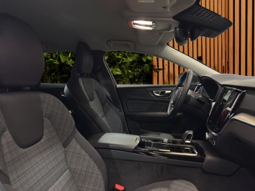 Volvo  V60 2.0 T6 Plug-in hybrid AWD Core Bright | Camera | CarPlay | Keyless | Navi ActivLease financial lease