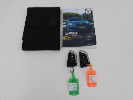 BMW 1 Serie 118i High Executive | Sport Line | Panoramadak | Leder | Stoelverwarming | Keyless | Live Cockpit... ActivLease financial lease