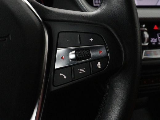BMW 1 Serie 118i High Executive | Sport Line | Panoramadak | Leder | Stoelverwarming | Keyless | Live Cockpit... ActivLease financial lease