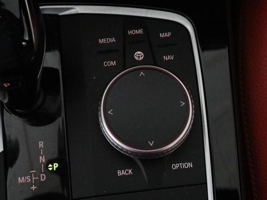 BMW 1 Serie 118i High Executive | Sport Line | Panoramadak | Leder | Stoelverwarming | Keyless | Live Cockpit... ActivLease financial lease