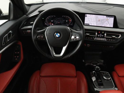 BMW 1 Serie 118i High Executive | Sport Line | Panoramadak | Leder | Stoelverwarming | Keyless | Live Cockpit... ActivLease financial lease