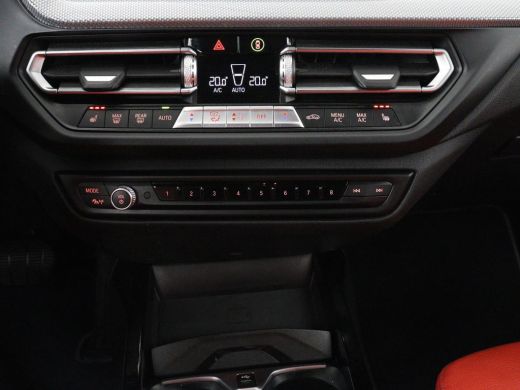 BMW 1 Serie 118i High Executive | Sport Line | Panoramadak | Leder | Stoelverwarming | Keyless | Live Cockpit... ActivLease financial lease