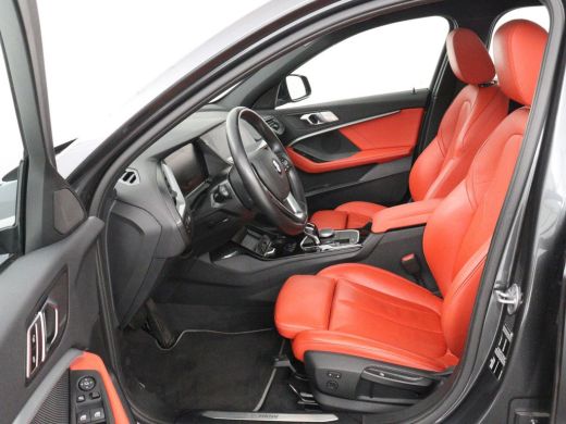 BMW 1 Serie 118i High Executive | Sport Line | Panoramadak | Leder | Stoelverwarming | Keyless | Live Cockpit... ActivLease financial lease