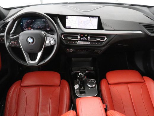 BMW 1 Serie 118i High Executive | Sport Line | Panoramadak | Leder | Stoelverwarming | Keyless | Live Cockpit... ActivLease financial lease
